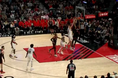 雷速体育比分官网-巴恩斯顶着克林根双手暴扣得手,猛龙末节开局领先开拓者6分